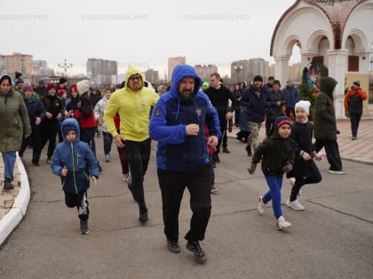 В первый день нового года верующие Волгодонска совершили пробежку вокруг Молодежного парка