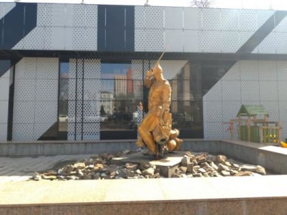 В Ростове рухнувшую из-за ветра скульптуру "Витязь и змей" вернули на прежнее место