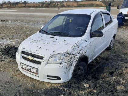 Покатался: иномарка увязла в иле на побережье Таганрогского залива