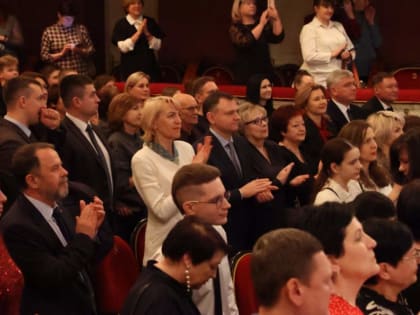 Юрий Слюсарь аплодировал актерам Чеховского театра Таганрога