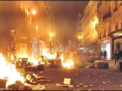 Хаос в центре Парижа: на площади Согласия идут бои демонстрантов с полицией