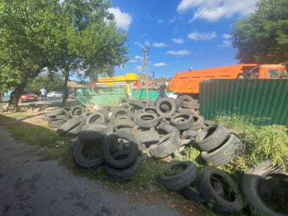 В Батайске продолжается уборка территорий