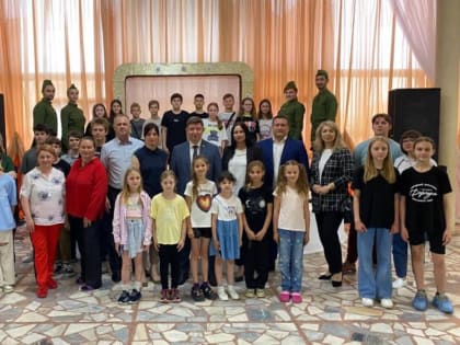 При участии «Единой России» в Волгодонске состоялась выставка детских рисунков «Дорога жизни»