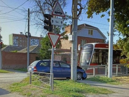 Авария в Таганроге: столкновение легкового автомобиля и трамвая