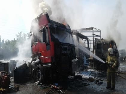 На трассе в Ростовской области дотла сгорел КамАЗ