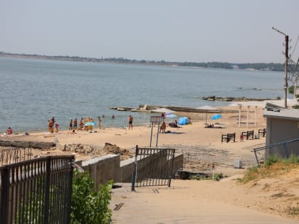 На Центральном пляже Таганрога завершают  устройство подпорной стены