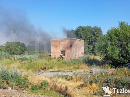 Новочеркасские пожарные потушили горящий мусор в заброшенном здании