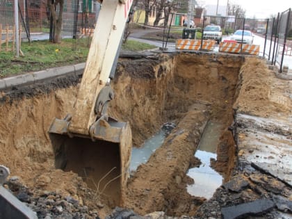 Нет воды: в Таганроге ликвидируют ЧС на коллекторе