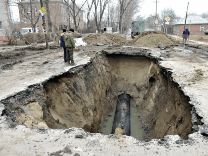Юрий Слюсарь возмутился состоянием коллектора в Таганроге - вонь и провалы, в которые падают грузовики