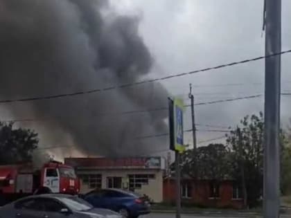 В городе Шахты дотла сгорел магазин автозапчастей