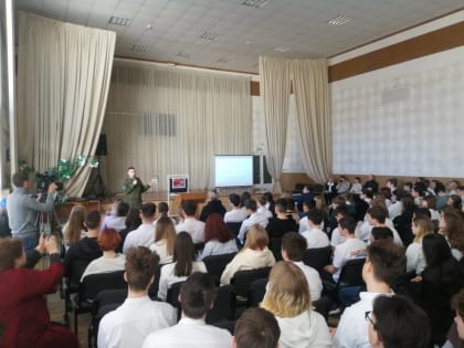 «Единая Россия» установила стенд с именами героев СВО и организовала урок мужества в ростовском лицее №102