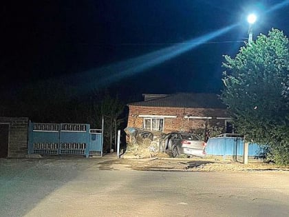 ДТП в Красноярской: автомобиль затолкало в стену дома