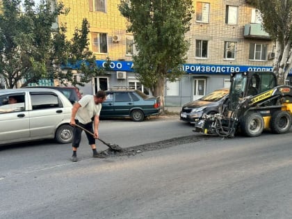 По просьбам жителей в Таганроге залатали ямы на дорогах