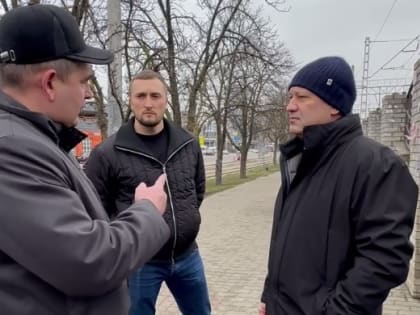 Врио сити-менеджера Скрябин поручил разобраться с расклейкой рекламных объявлений на улицах Ростова