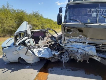ВАЗ врезался в грузовик с зерном на встречке в Ростовской области: водитель погиб