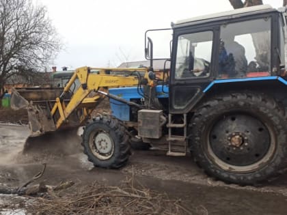 В Батайске по улице 2-й Речной продолжаются работы по устранению повреждений дорожного полотна