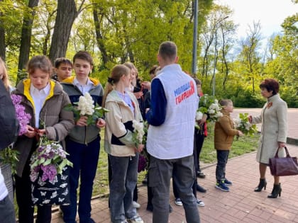 Активисты МГЕР раздали Георгиевские ленты в Первомайском районе