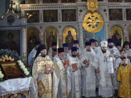 На Святках правящий архиерей, епископ Волгодонский и Сальский Антоний возглавил Божественную литургию в Свято-Покровском храме города Константиновска