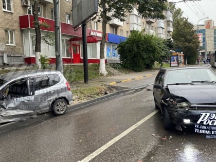 Водитель застрял в машине после ДТП на Стачках в Ростове 4 сентября