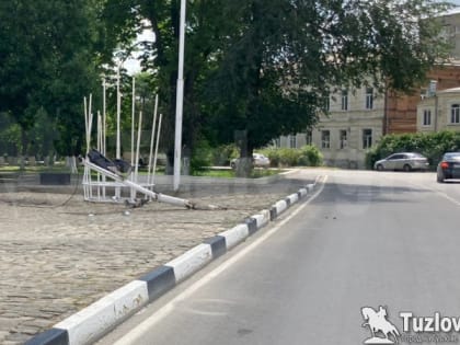 В Новочеркасске пьяный водитель не справился с управлением и выехал на соборную площадь