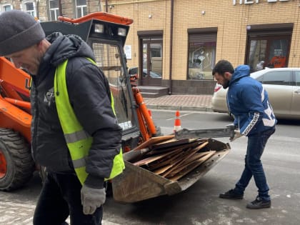 «Единая Россия» в Ленинском районе Ростова присоединилась к субботнику в Доходном доме Г. С. Ботвинникова