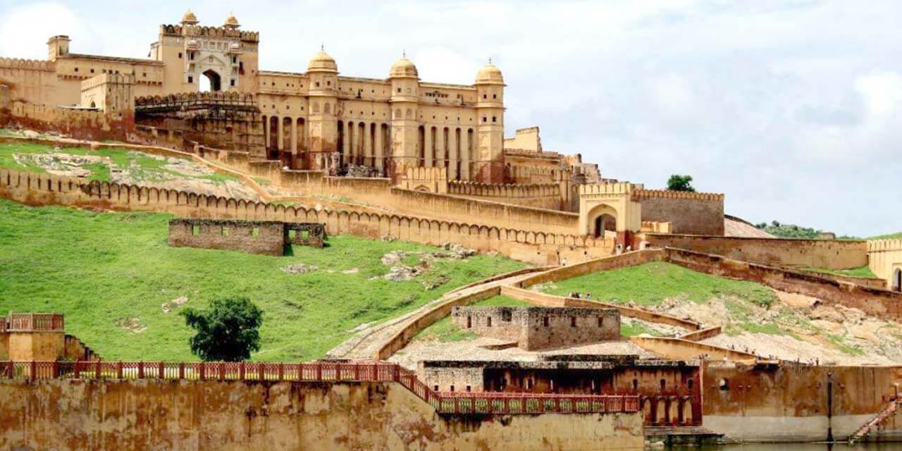 <p>Jaigarh Fort</p>