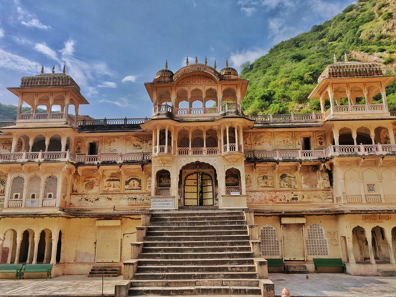 <p>Galta Ji Temple</p>