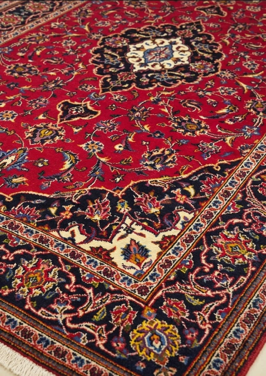 Kashan Medallion Red, Kashan, Iran persian rug, in crimson red, Wool, 146x213 cm, Nasim Carpets Malaysia — view 3