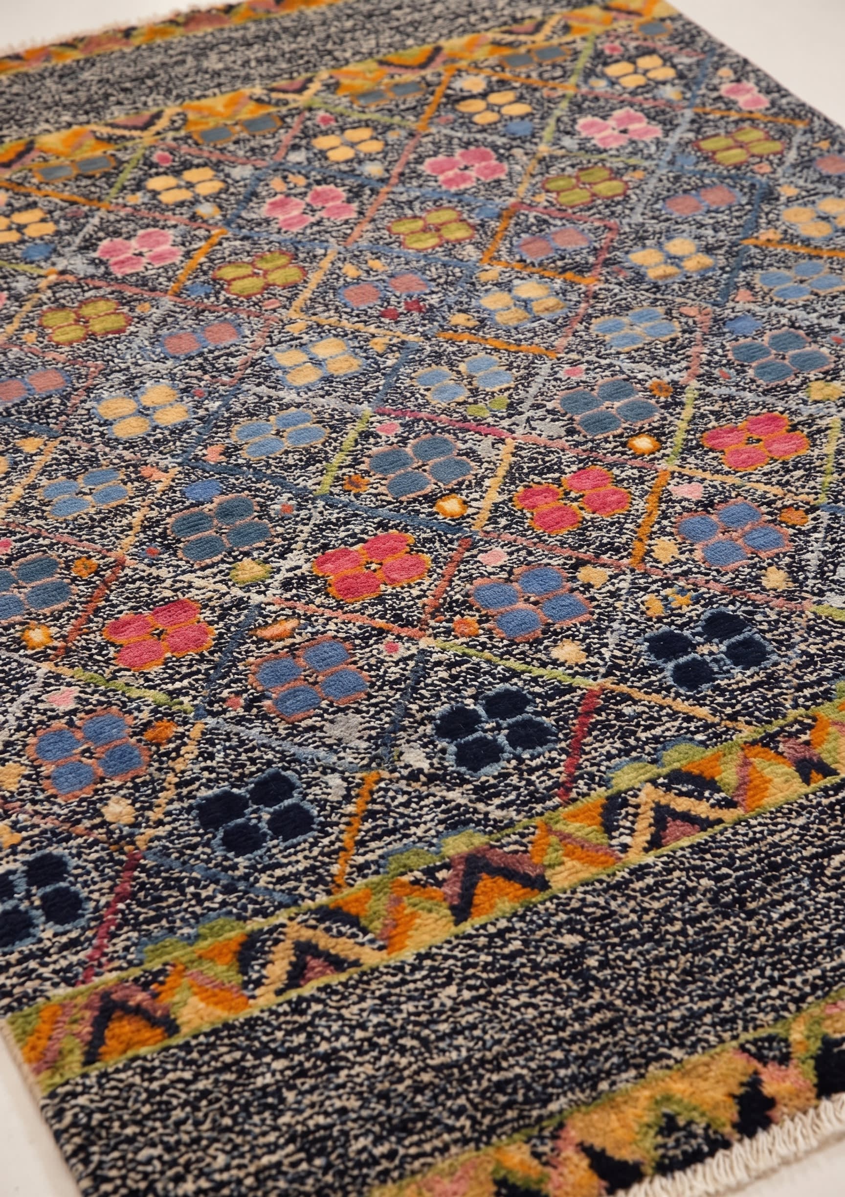 Gabbeh Lattice Floral Charcoal, Qashqai Tribal Region, Fars Province, Iran modern rug, in charcoal black, Wool, 122x183 cm, Nasim Carpets Malaysia — view 3