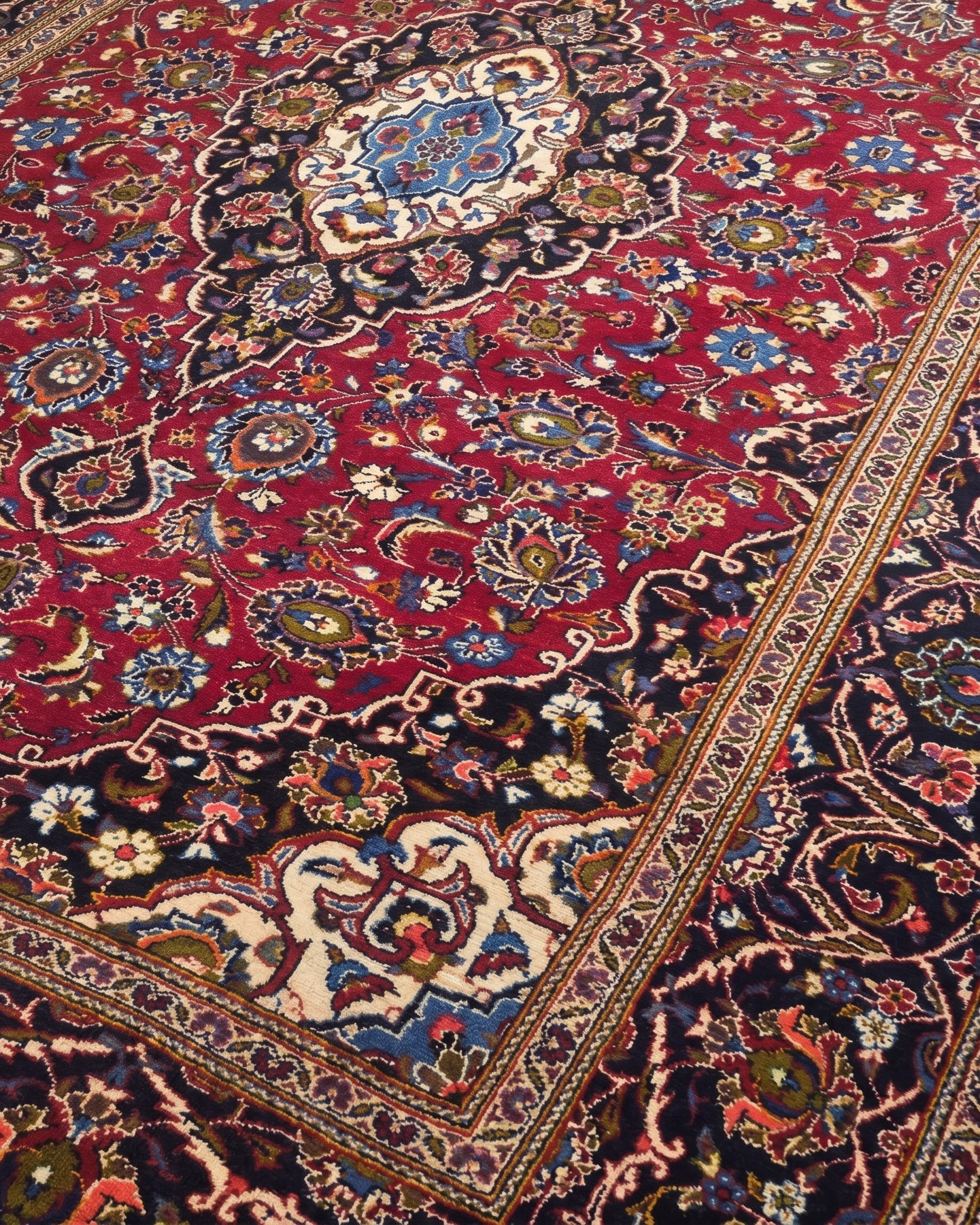 Kashan Medallion Crimson, Kashan, Iran persian rug, in crimson red, Wool, 204x280, Nasim Carpets Malaysia — view 3