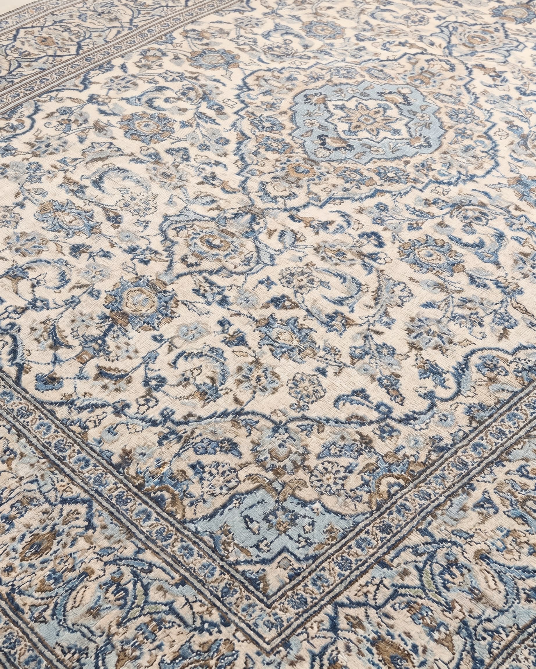 Kashan Medallion Ivory Blue, Kashan, Iran persian rug, in ivory, Wool, 207x283, Nasim Carpets Malaysia — view 3