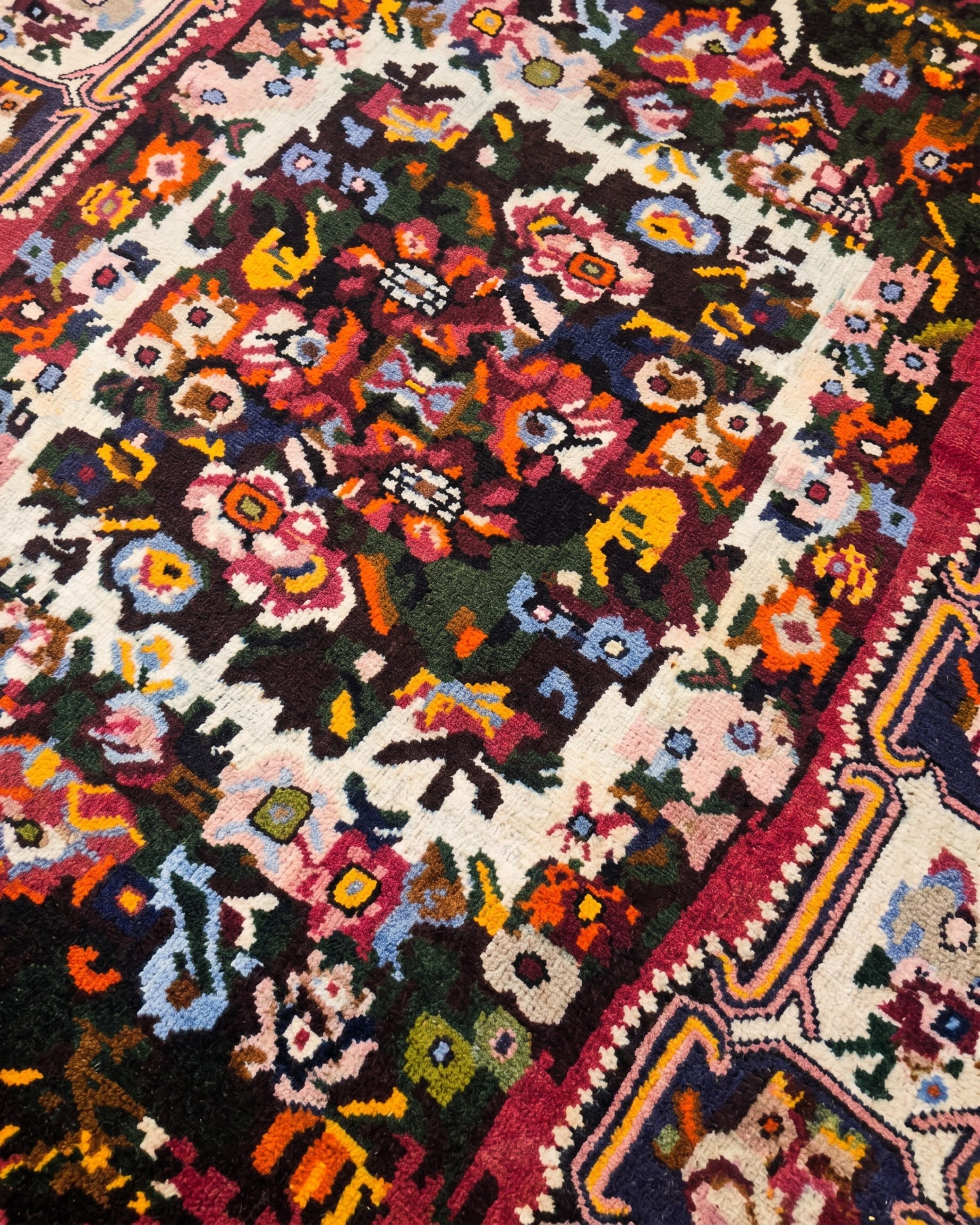 Bakhtiari Floral Garden Crimson, Bakhtiari, Iran tribal rug, in crimson red, Wool, 107x158, Nasim Carpets Malaysia — view 3