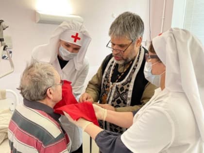 Сестры милосердия помогают пациентам Городской больницы №1, перенесшим инсульт