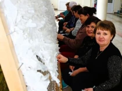 Добровольцы плетут маскировочные сети для солдат