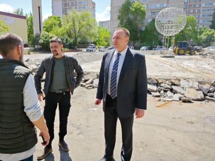 Ход работ на пешеходном бульваре вдоль сквера «Дружба» оценил Юрий Мариненко