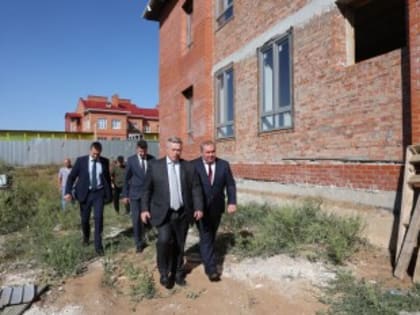 Губернатор проверяет строительство новой поликлиники в Красном Сулине
