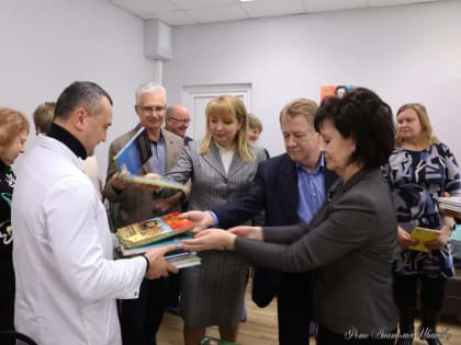 Медики Таганрога передали книги для детской городской больницы