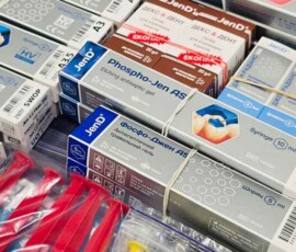 Стоматологічні матеріали jendental на виставковому столі compressed