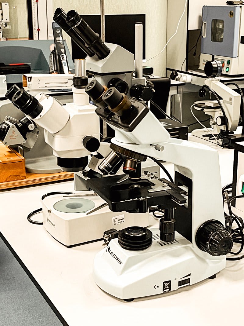 Мікроскопія стоматологічних матеріалів у виробничій лабораторії JenDental.