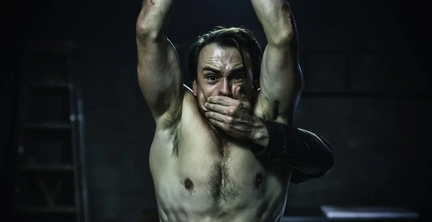 Imagen de la película Bloody Hell, dirigida por Alister Grierson en 2020. Puedes verla en 
