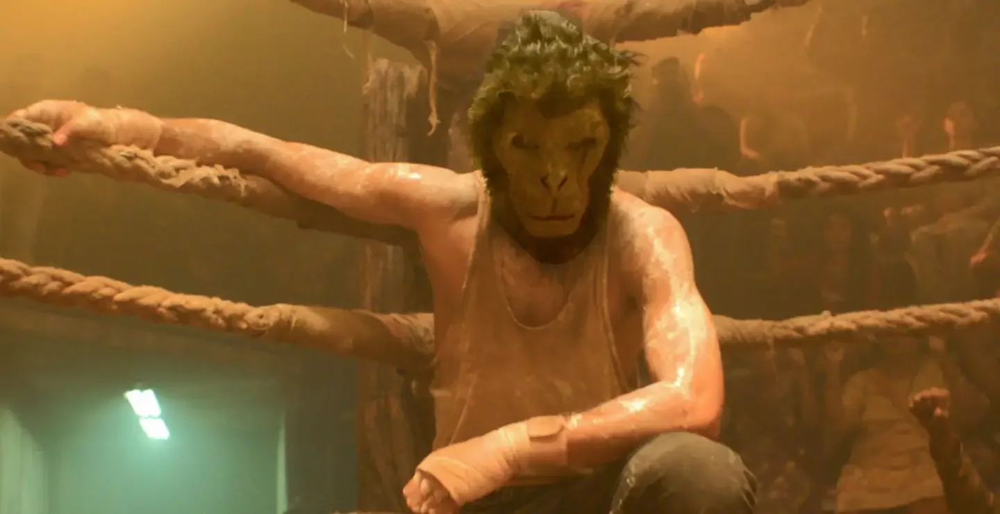 Imagen de la película Monkey Man, dirigida por Dev Patel en 2024.