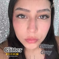 Innova Look Glitter gris — modelo usando lentes