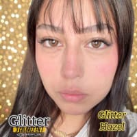 Innova Look Glitter avellana — modelo usando lentes