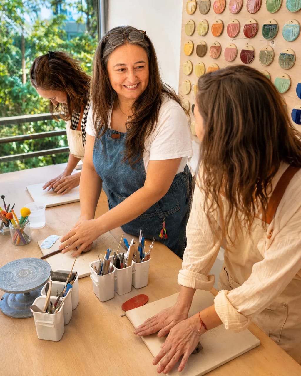 Tres mujeres en un taller de cerámica