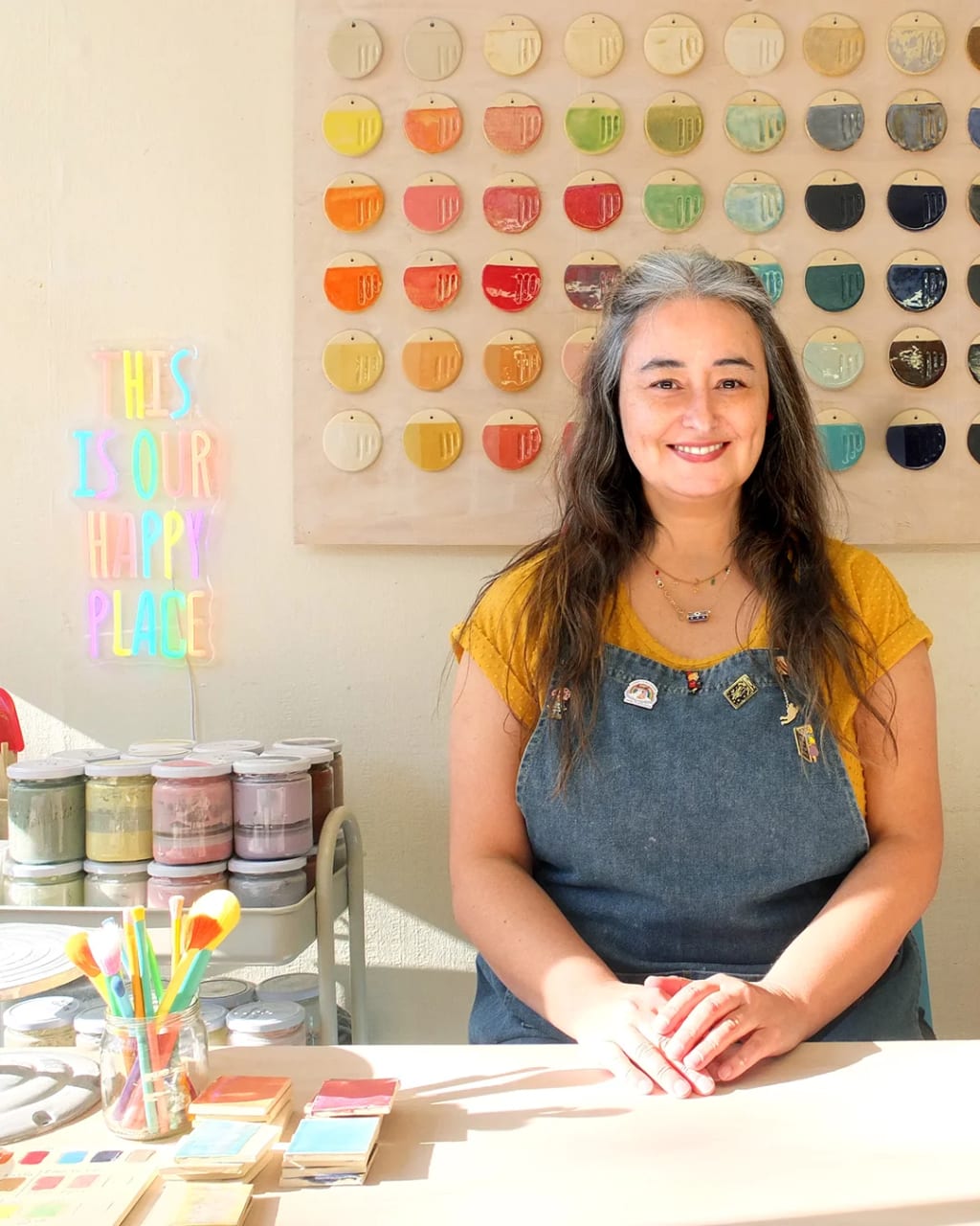 Una mujer de pie en un  taller de cerámica
