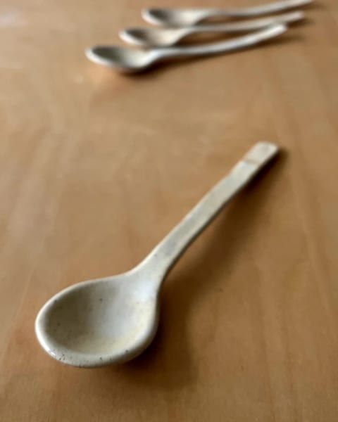 Cuchara de cerámica sobre una mesa de madera