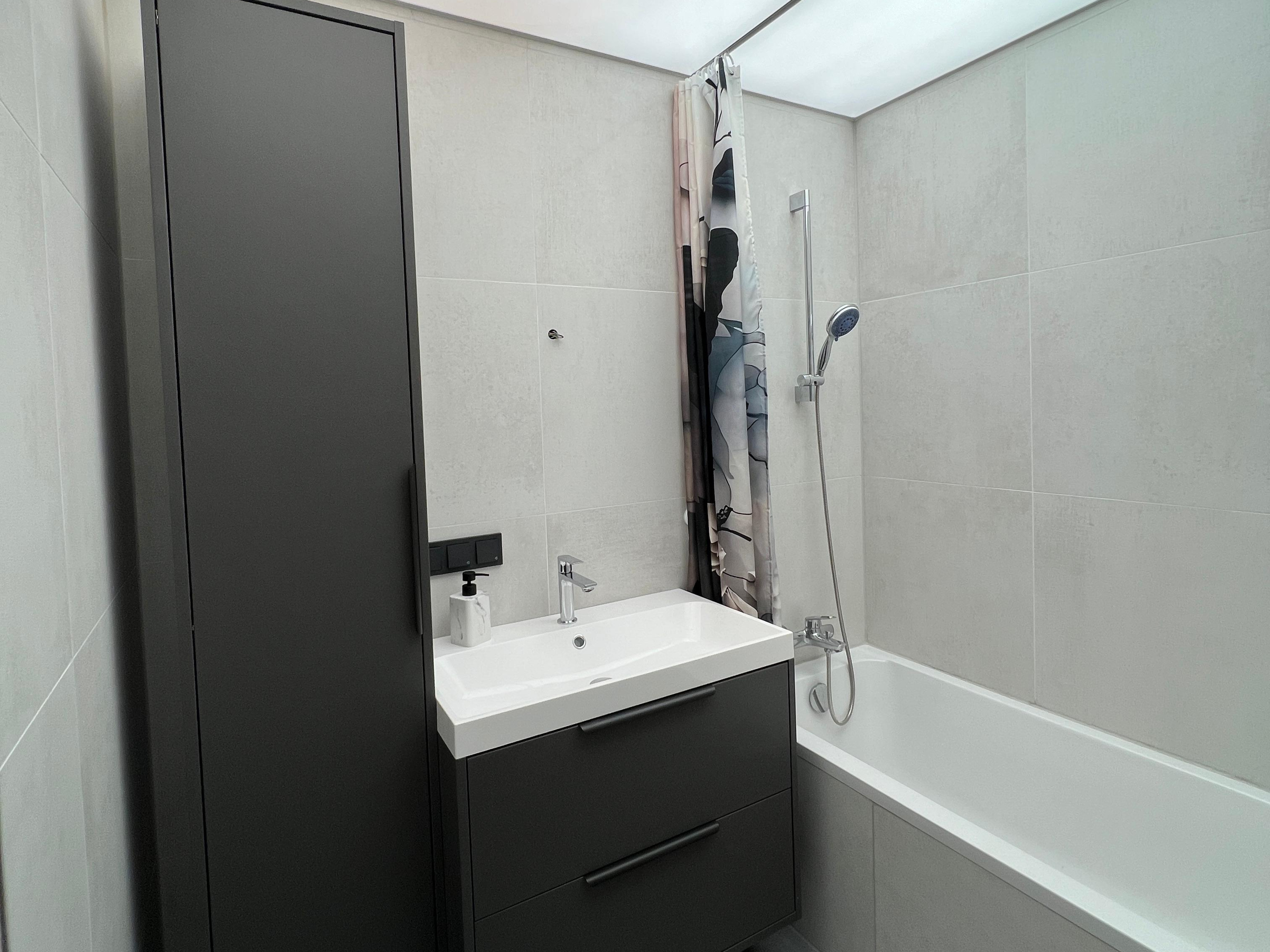 Moderne Badezimmer-Transformation