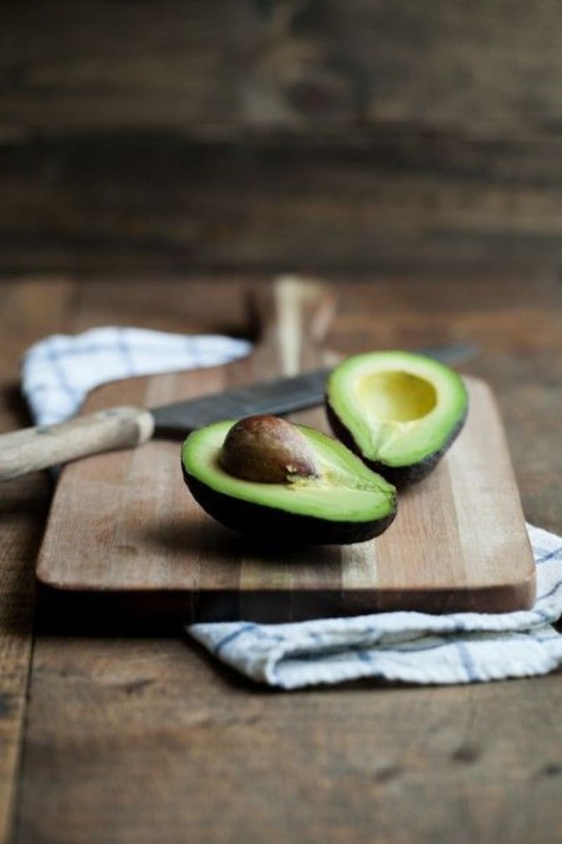 Palta editorial con cuchillo