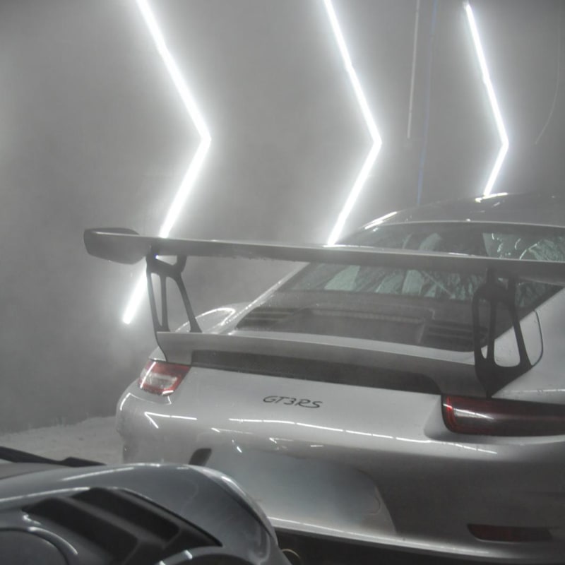 Porsche 911 GT3 RS grise vue arrière — aileron racing et marquage GT3 RS