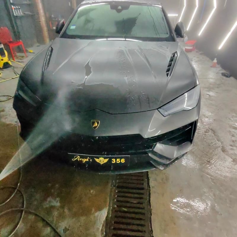 Lamborghini Urus grise vue de face — sous jet de lavage atelier Angel's 356